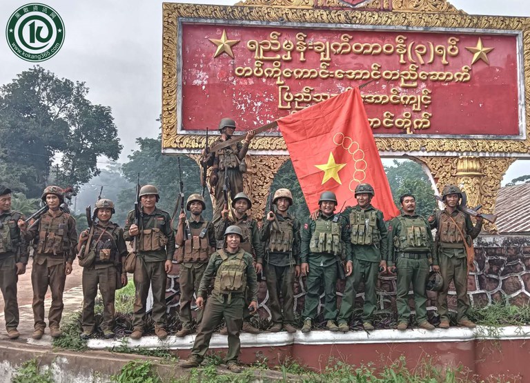 ရှမ်းပြည်နယ်မြောက်ပိုင်း လားရှိုးမြို့အခြေစိုက် အရှေ့မြောက်တိုင်းစစ်ဌာနချုပ်ရှေ့တွင် တွေ့ရသည့် ကိုးကန့်တပ်ဖွဲ့ (MNDAA) ဝင်များကို ၂၀၂၄ ခုနှစ် သြဂုတ်လ ၃ ရက်နေ့က တွေ့ရစဉ်။ (Photo: Kokang Info)