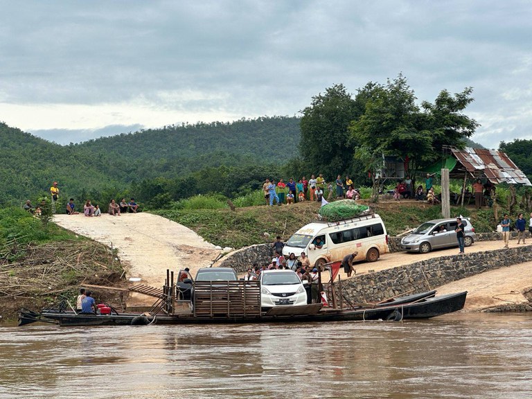 တိုက်ပွဲကြောင့် ရှမ်းပြည်နယ်မြောက်ပိုင်း၊ လားရှိုးမြို့ကနေ ထွက်ပြေးလာကြသူများအား စဉ့်အင်ရွာ ဖောင်ဆိပ်တွင် ၂၀၂၄ ခုနှစ်၊ ဇူလိုင်လ ၁၀ ရက်နေ့က တွေ့ရစဉ်။ (Photo: RFA)