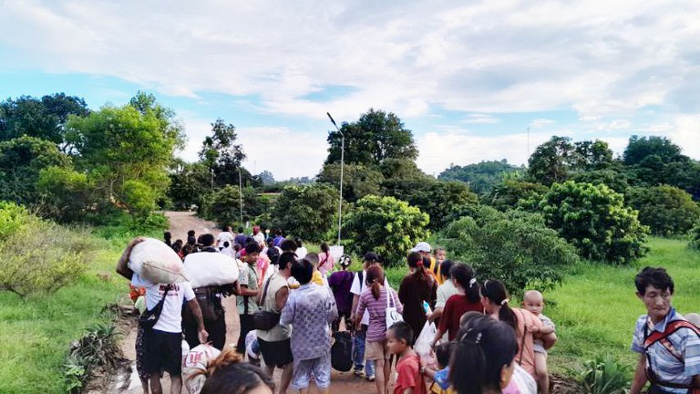 တိုက်ပွဲကြောင့် နေရပ်စွန့်ခွာ တိမ်းရှောင်နေကြရသည့် လားရှိုးဒေသခံများကို ၂၀၂၄ ခုနှစ် ဇူလိုင်လ ၇ ရက်နေ့က တွေ့ရစဉ်။ (Photo: RFA)