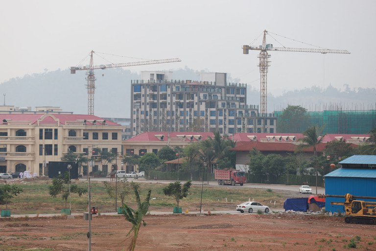 လောင်းကစားရုံများရှိရာ ကရင်ပြည်နယ်၊ မြဝတီမြို့နယ်၊ ရွှေကုက္ကိုမြို့သစ်တွင် အဆောက်အအုံများ ဆောက်လုပ်နေသည်ကို ၂၀၂၃ ခုနှစ် မတ်လအတွင်းက တွေ့ရစဉ်။ (Photo: RFA)