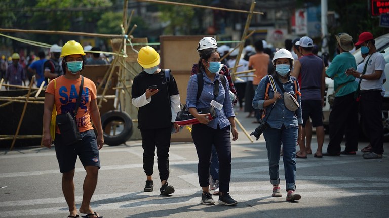 ၂၀၂၁ ခုနှစ်က စစ်အာဏာရှင်ဆန့်ကျင်ရေးဆန္ဒပြပွဲကို သတင်းရယူခဲ့သည့် သတင်းသမားများအား တွေ့ရစဉ်။ (Photo: Citizen Journalist)