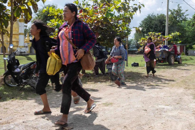 ကရင်နီပူးပေါင်းတပ်ဖွဲ့များနှင့် စစ်ကောင်စီတပ်တို့ တိုက်ပွဲကြောင့် လွိုင်ကော်မြို့တွင် ပိတ်မိနေသည့်ဒေသခံများ ထွက်ပြေးတိမ်းရှောင်နေသည်ကို ၂၀၂၃ နိုဝင်ဘာလ ၁၇ ရက်နေ့က တွေ့ရစဉ်။ (Photo: Karenni Humanitarian Aid Initiative)