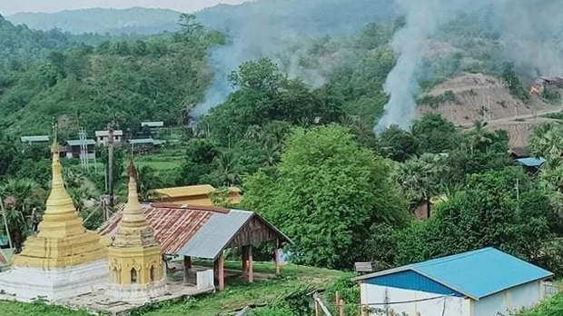မကွေးတိုင်း၊ ဂန့်ဂေါခရိုင်၊ ထီးလင်းမြို့နယ် စင်းစယ်ကျေးရွာမှ နေအိမ်များကို ၂၀၂၂ ခုနှစ် ဇွန်လ ၆ ရက်နေ့မှာ စစ်တပ် မီးရှို့ခဲ့စဥ် (Photo: CJ)