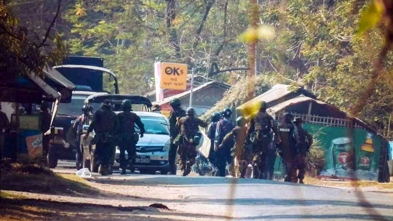 စစ်ကောင်စီတပ်ဖွဲ့ဝင်အချို့အား မကွေးတိုင်း၊ တောင်တွင်းကြီးမြို့နယ်တွင် ၂၀၂၁ ခုနှစ်၊ မတ်လအတွင်းက တွေ့ရစဉ်။ (Photo: Citizen Journalist)