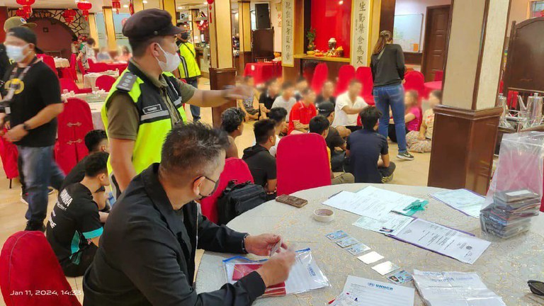 arrested-myanmar worker ၂ဝ၂၄ ခုနှစ် ဇန်နဝါရီလ ၁၁ ရက်နေ့က မလေးရှားနိုင်ငံ ဆီရန်ဘန်ပြည်နယ်က စားသောက်ဆိုင်တစ်ဆိုင်တွင် စစ်ဆေးဖမ်းဆီးခံထားရသူများအား တွေ့ရစဉ်။ (Photo: Jabatan Imigresen Malaysia)