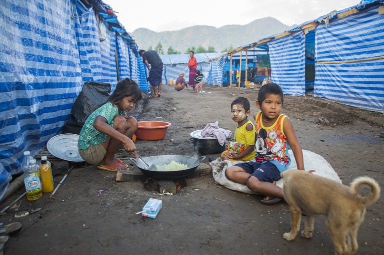 ၂၀၂၂ ခုနှစ် ဖေဖော်ဝါရီလ ၁၄ ရက်နေ့ ကရင်ပြည်နယ် မြန်မာ-ထိုင်းနယ်စပ်အနီးရှိ စစ်ဘေးဒုက္ခသည်စခန်းတစ်ခုတွင် မြန်မာကလေးငယ်များကို တွေ့ရစဉ်။ (Photo : AFP)