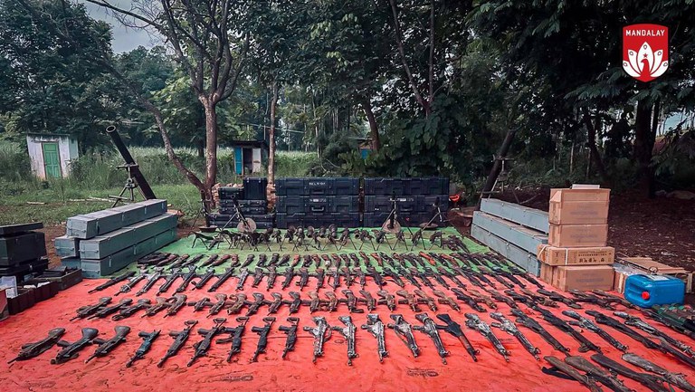 ၂၀၂၄ ခုနှစ် ဇူလိုင်လ ၁၀ ရက်နေ့က အမြောက်တပ် (၆၀၆) မှ သိမ်းဆည်းရမိခဲ့သည့် စစ်လက်နက်ပစ္စည်းများကို တွေ့ရစဉ်။ (Photo: Telegram/ Mandalay People’s Defence Force)