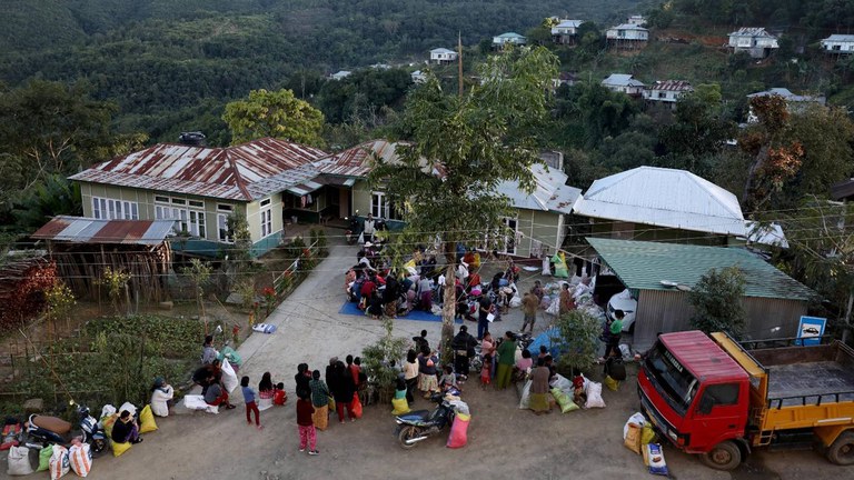 မြန်မာ-အိန္ဒိယနယ်စပ် မီဇိုရမ်ပြည်နယ်သို့ ထွက်ပြေးလာကြသည့် မြန်မာစစ်ဘေးဒုက္ခသည်များအား ၂၀၂၁ ခုနှစ်၊ နိုဝင်ဘာ ၂၀ ရက်နေ့က တွေ့ရစဉ်။ (Photo: Reuters)