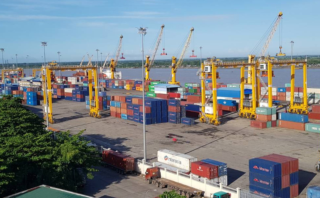 container.jpg ရန်ကုန်မြို့ ကြည့်မြင်တိုင် ကမ်းနားလမ်းက ဆိပ်ကမ်းတစ်ခုမှာ ကုန်သေတ္တာတွေကို ၂၀၂၁ အောက်တိုဘာလက တွေ့ရစဥ်