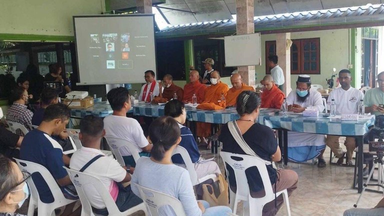 စစ်ကောင်စီရဲ့ တိုက်ခိုက်မှုကြောင့် အစုလိုက်အပြုံလိုက် သေဆုံးခဲ့ရသူတွေအတွက် ဆုတောင်းပွဲကို ထိုင်းနိုင်ငံ၊ မဲဆောက်မြို့တွင် ၂၀၂၃ အောက်တိုဘာ ၁၈ ရက်နေ့က ကျင်းပနေစဥ်။ (Photo: RFA)