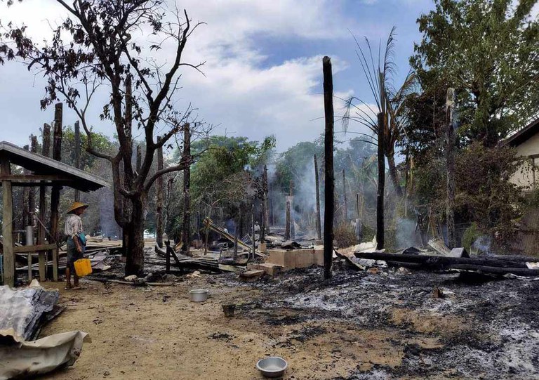 မီးရှို့ခံရသည့် မတ္တရာမြို့နယ် မြွေပုန်ကန်တောင်ရွာမှ နေအိမ်အချို့ကို ၂၀၂၃ ခုနှစ် စက်တင်ဘာလ ၈ ရက်နေ့က တွေ့ရစဉ်။ (Photo: Citizen Journalist)