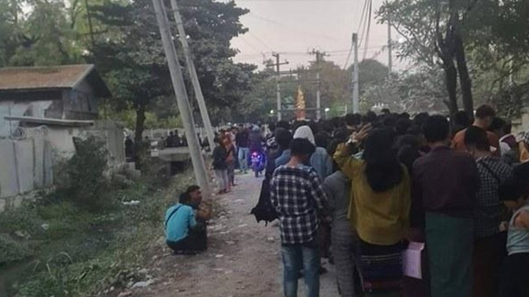 မန္တလေးမြို့ အောင်မြေသာစံမြို့နယ်ရှိ နိုင်ငံကူးလက်မှတ်ရုံးတွင် လာရောက်တန်းစီနေကြသူများအား ၂၀၂၄ ခုနှစ်၊ ဇန်နဝါရီလ ၈ ရက်နေ့က တွေ့ရစဥ်။ (Photo: Citizen Journalist)