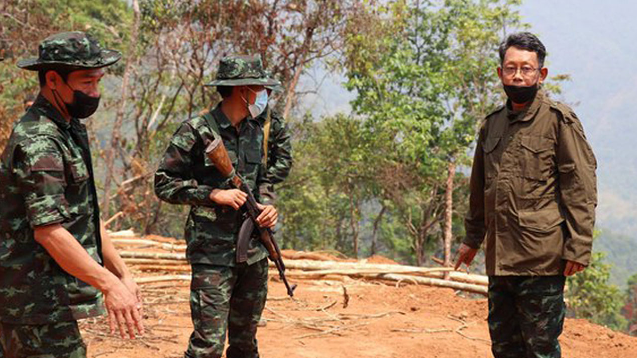အမျိုးသားညီညွှတ်ရေးအစိုးရ (NUG) ကာကွယ်ရေးဝန်ကြီး ဦးရည်မွန်အား ရှေ့တန်းတစ်နေရာတွင် ၂၀၂၂ ခုနှစ်၊ ဧပြီလ ၁၆ ရက်နေ့က တွေ့ရစဉ်။ (Photo: Ministry of Defence - National Unity Government of Myanmar)