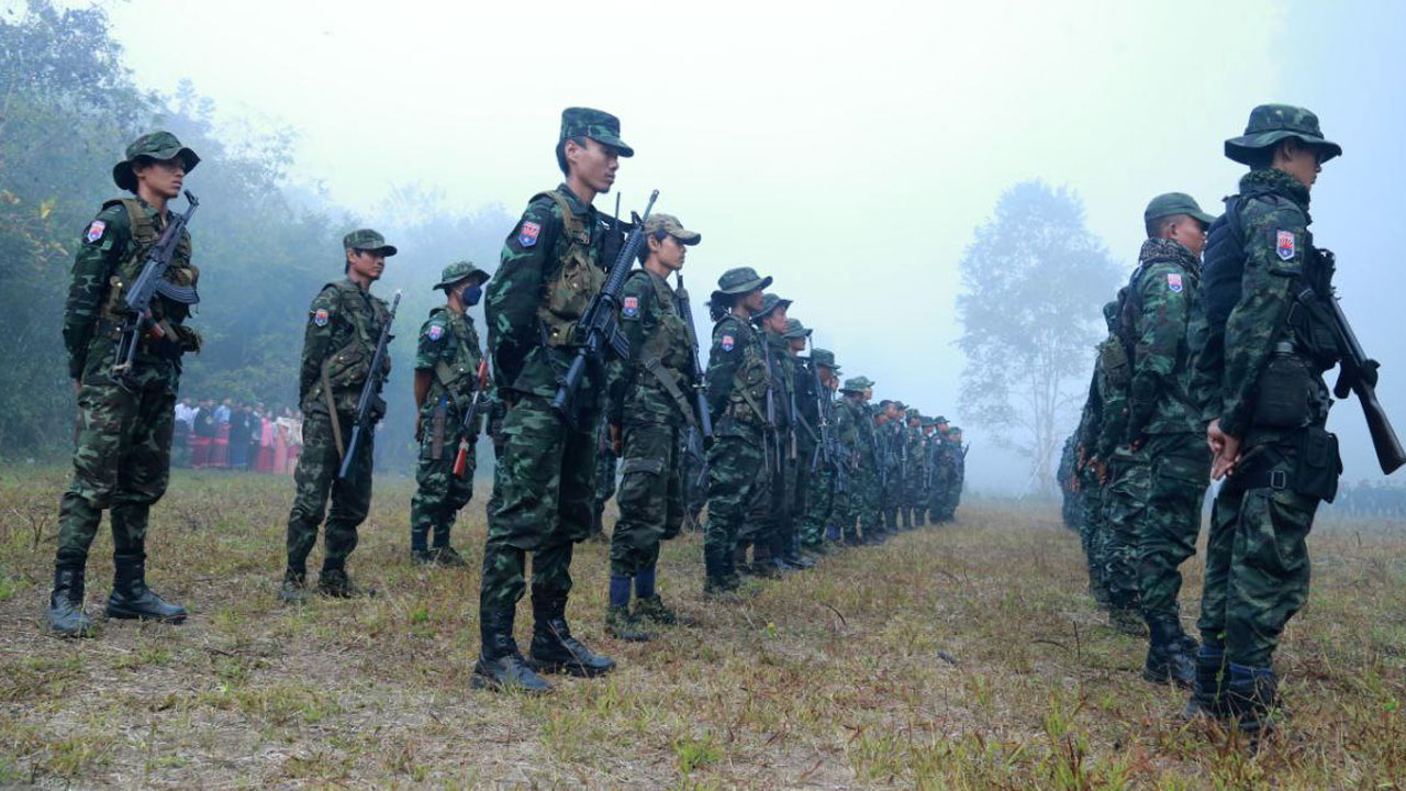 ကရင်အမျိုးသားအစည်းအရုံး (KNU) တပ်ဖွဲ့ဝင်များအား ၂၀၂၃ ခုနှစ်၊ ဖေဖော်ဝါရီလ ၁၅ ရက်နေ့ကျင်းပသည့် သင်တန်းဆင်းပွဲအခမ်းအနားမှာ တွေ့ရစဉ်။ (Photo: KIC)