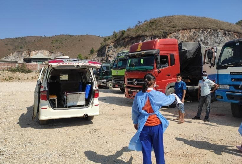 (ကိုဗစ်ပိုးတွေ့ ကုန်တင်ယာဉ်မောင်းနှင့် ယာဉ်နောက်လိုက်များကို  မူဆယ် ကုတင် ၁၀၀၀ ဆေးရုံဆီ လူမှုကူညီရေးအသင်းက ပို့ဆောင်ပေးစဥ်) Photo: CJ