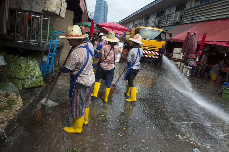 ၂ဝ၁၈ ခုနှစ် သြဂုတ်လ ၂၆ ရက်နေ့က ထိုင်းနိုင်ငံ၊ ဘန်ကောက်မြို့ရှိ ဈေးတစ်ခုတွင် အလုပ်လုပ်နေကြသည့် မြန်မာအလုပ်သမားတချို့အားတွေ့ရစဉ်။ (Photo: AFP)