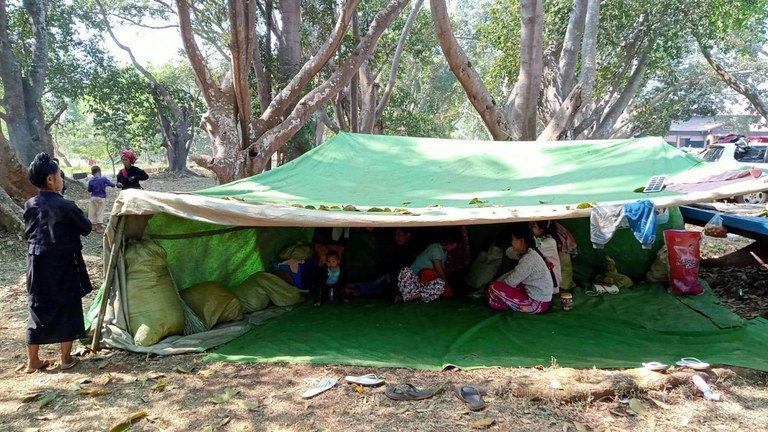 တိုက်ပွဲကြောင့် ထွက်ပြေးနေရသည့် ဆီဆိုင်မြို့ခံအချို့အား ၂၀၂၄ ခုနှစ်၊ ဖေဖော်ဝါရီ ၃ ရက်နေ့က တွေ့ရစဥ်။ (Photo: Citizen Journalist)
