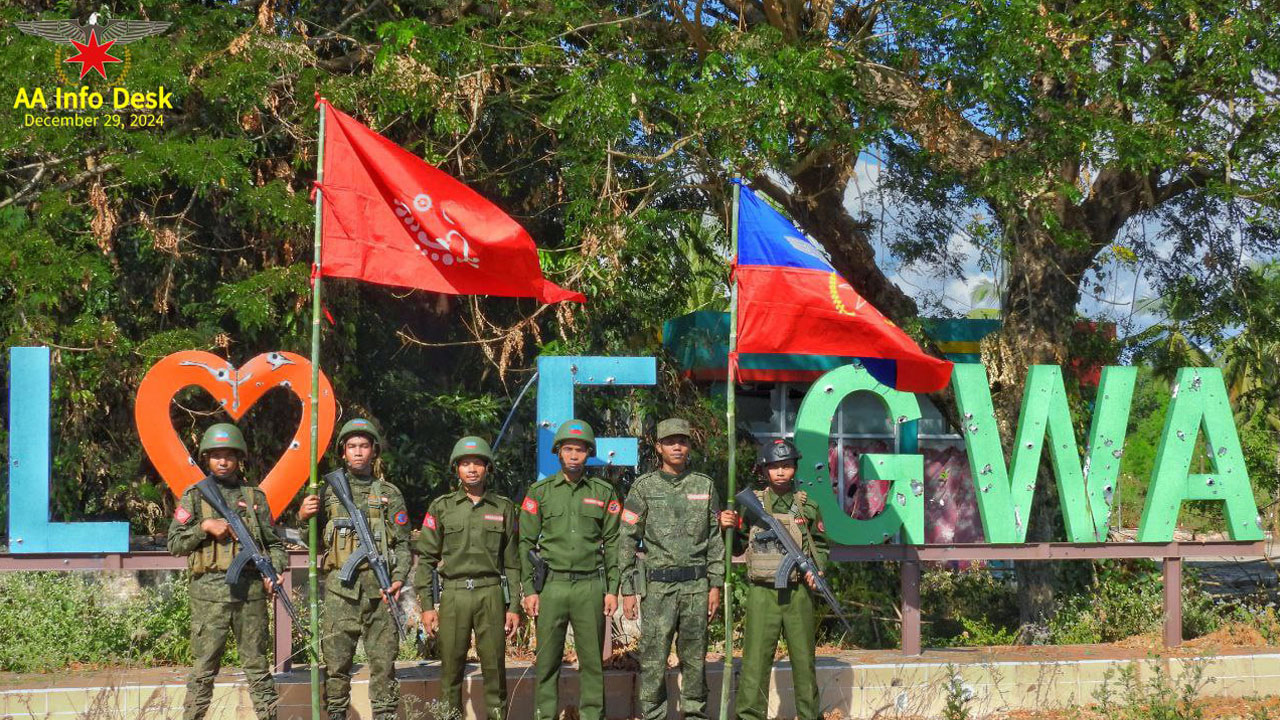 gwa-aa အာရက္ခတပ်တော် (AA) မှ ရခိုင်ပြည်နယ်၊ ဂွမြို့ကို သိမ်းပိုက်ပြီးနောက် တပ်ဖွဲ့ဝင်အချို့အား ၂၀၂၄ ခုနှစ်၊ ဒီဇင်ဘာလ ၂၉ ရက်နေ့က တွေ့ရစဉ်။ (Photo: Telegram/ AA Info Desk)