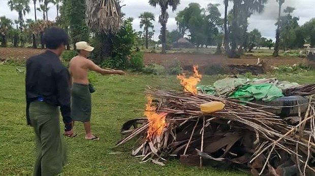 လက်ပံတောင်းတောင် ကြေးနီစီမံကိန်းအနီးက ရွာပေါင်းနှစ်ဆယ်ကို တပ်က နယ်မြေရှင်းလင်းနေ လက်ပံတောင်းတောင် ကြေးနီစီမံကိန်းအနီးက ရွာပေါင်းနှစ်ဆယ်ကို တပ်က နယ်မြေရှင်းလင်းနေ