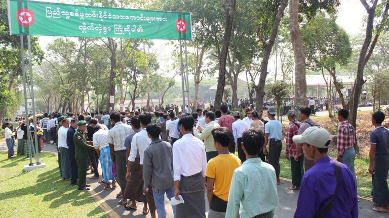 စစ်မှုထမ်းရန် မဲပေါက်ထားသူများ နေပြည်တော် လေ့ကျင့်ရေးသင်တန်းကျောင်းသို့ ၂၀၂၄ ခုနှစ်၊ မတ်လ ၂၉ ရက်နေ့က ရောက်ရှိလာကြစဉ်။  (Photo: Telegram/Pyi Thu Sitt)