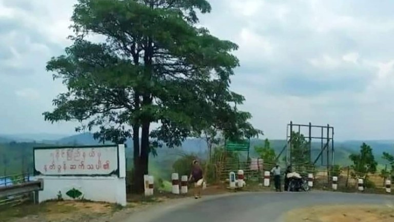 ရခိုင်ပြည်နယ်နှင့် ဧရာဝတီတိုင်း ထိစပ်သည့် လမ်းပိုင်းတစ်နေရာအား တွေ့ရစဥ်။ (MPA Photo)