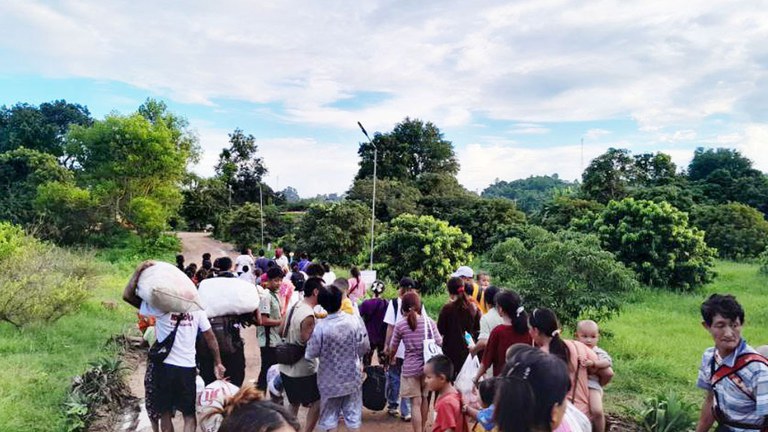 တိုက်ပွဲကြောင့် နေရပ်စွန့်ခွာ တိမ်းရှောင်နေကြရသည့် လားရှိုးဒေသခံများကို ၂၀၂၄ ခုနှစ် ဇူလိုင်လ ၉ ရက်နေ့က တွေ့ရစဉ်။ (RFA Photo