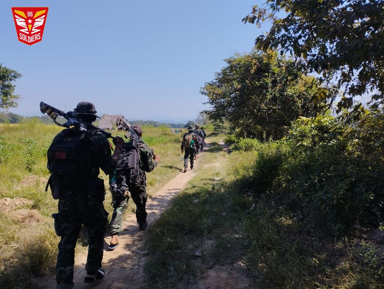 အညာဒေသတွင် 96 Soldiers - PDF တပ်ဖွဲ့ဝင်တချို့အား ၂၀၂၄ ခုနှစ်၊ နိုဝင်ဘာလ ၁၈ ရက်နေ့က တွေ့ရစဉ်။ (96 Soldiers - PDF တောင်ပိုင်းတိုင်း)