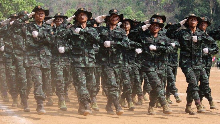 KNDF စစ်ဗျူဟာ အမှတ် (၇) မှပြုလုပ်သည့် အခြေခံစစ်သင်တန်း အပတ်စဉ် (၁) သင်တန်းဆင်းပွဲ အခမ်းအနားကို ၂၀၂၄ ခုနှစ်၊ ဧပြီလ (၃၀) ရက်နေ့တွင် ကျင်းပစဉ်။ (Telegram/ KNDF Photo)