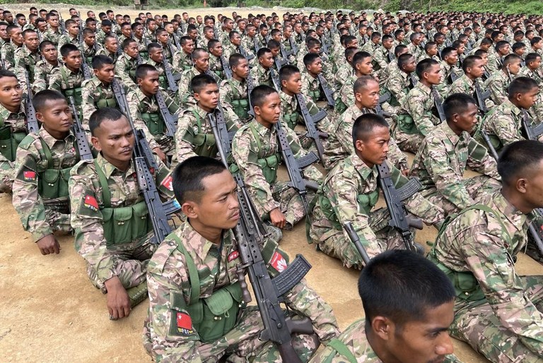 မန္တလေးပြည်သူ့ကာကွယ်ရေးတပ်မတော် (MDY-PDF) တပ်ဖွဲ့ဝင်များအား ၂၀၂၄ ခုနှစ် ဇွန်လ ၂၁ ရက်နေ့က တွေ့ရစဉ်။ (MDY-PDF Photo)