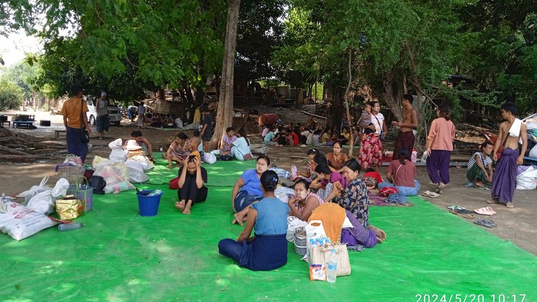 မြင်းခြံမြို့နယ်မှ စစ်ဘေးဒုက္ခသည်များအား ၂၀၂၄ ခုနှစ် မေလ ၂၀ ရက်နေ့က တွေ့ရစဉ်။ (ပြည်သူ့ကာကွယ်ရေးတပ်ဖွဲ့ မြင်းခြံ ဓာတ်ပုံ)