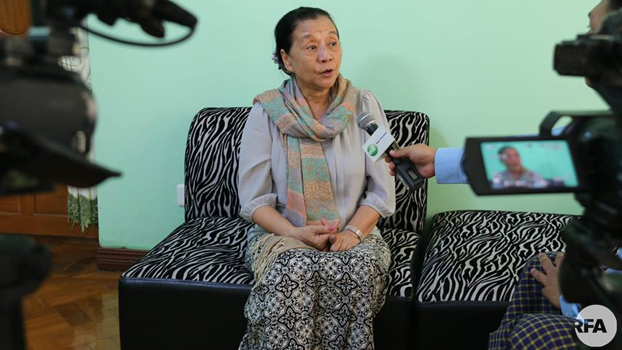 စစ်တပ်က ဖမ်းဆီးပြီး ထောင်ဒဏ်နှစ်ရှည်ချမှတ်ခံရတဲ့ ကရင်ပြည်နယ်ဝန်ကြီးချုပ် နန်းခင်ထွေးမြင့်ကို တွေ့ရစဉ်