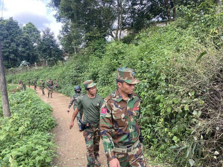 တအာင်းအမျိုးသား လွတ်မြောက်ရေးတပ်မတော် (TNLA)၊ ပြည်သူကာကွယ်ရေးတပ်မတော်-မန္တလေး (MDY-PDF) အပါအဝင် တော်လှန်ရေးပူးပေါင်းတပ်ဖွဲ့ဝင်များအား ၂၀၂၄ ခုနှစ်၊ ဇူလိုင်လ ၂၇ ရက်နေ့က မိုးကုတ်မြို့အနီး တွေ့ရစဉ်။ (မိုးကုတ်ဗျူဟာ ဓာတ်ပုံ)