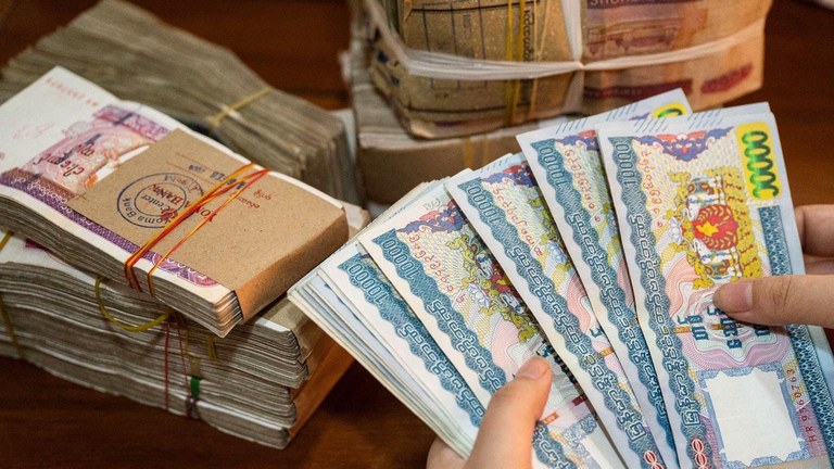 မြန်မာငွေစက္ကူများ ရေတွက်နေသည့် မြင်ကွင်းအား ၂​ဝ၂၄ ခုနှစ် မေလအတွင်းက တွေ့ရစဉ်။ (Photo: AFP)