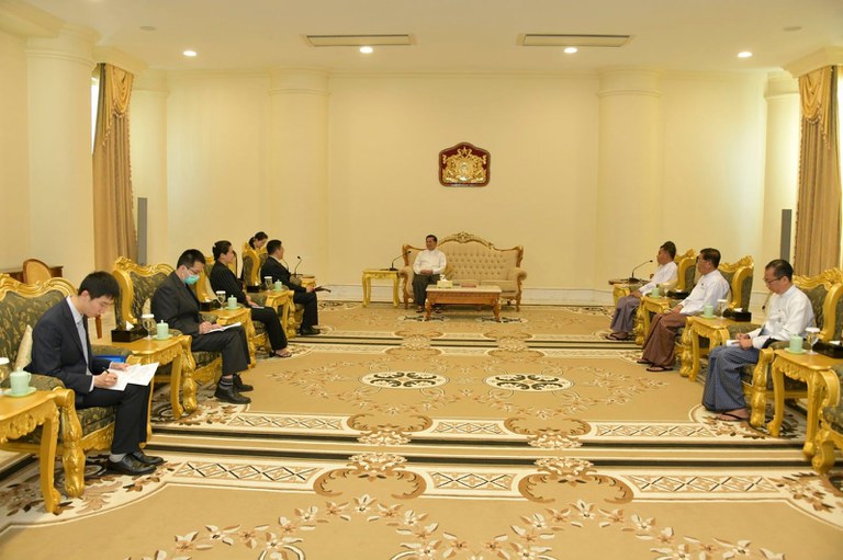 စစ်ကောင်စီဥက္ကဋ္ဌ ဗိုလ်ချုပ်မှူးကြီး မင်းအောင်လှိုင်နှင့် တရုတ်နိုင်ငံခြားရေးဝန်ကြီးဌာန အာရှအထူးကိုယ်စားလှယ် Mr. Deng Xijun တို့ ၂၀၂၃ ခုနှစ်၊ မတ်လ ၆ ရက်နေ့က နေပြည်တော်မှာ တွေ့ဆုံစဉ်။ (Photo: Myanmar Military)