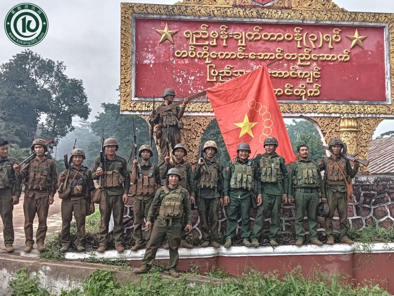 ၂၀၂၄ ခုနှစ်၊ သြဂုတ်လ ၃ ရက်နေ့တွင် အရှေ့မြောက်တိုင်းစစ်ဌာနချုပ်ကို ကိုးကန့်တပ်မတော် (MNDAA) နှင့် ပူးပေါင်းတပ်ဖွဲ့ သိမ်းယူပြီးချိန် MNDAA တပ်ဖွဲ့ဝင်အချို့အား တွေ့ရစဉ်။ (Facebook/ 果敢资讯网)