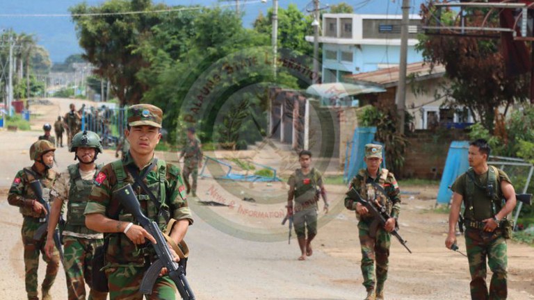 တအောင်းအမျိုးသားတပ်မတော် (TNLA) တပ်ဖွဲ့ဝင်အချို့ကို တွေ့ရစဉ်။ (Telegram/ PSLF/TNLA News Photo)