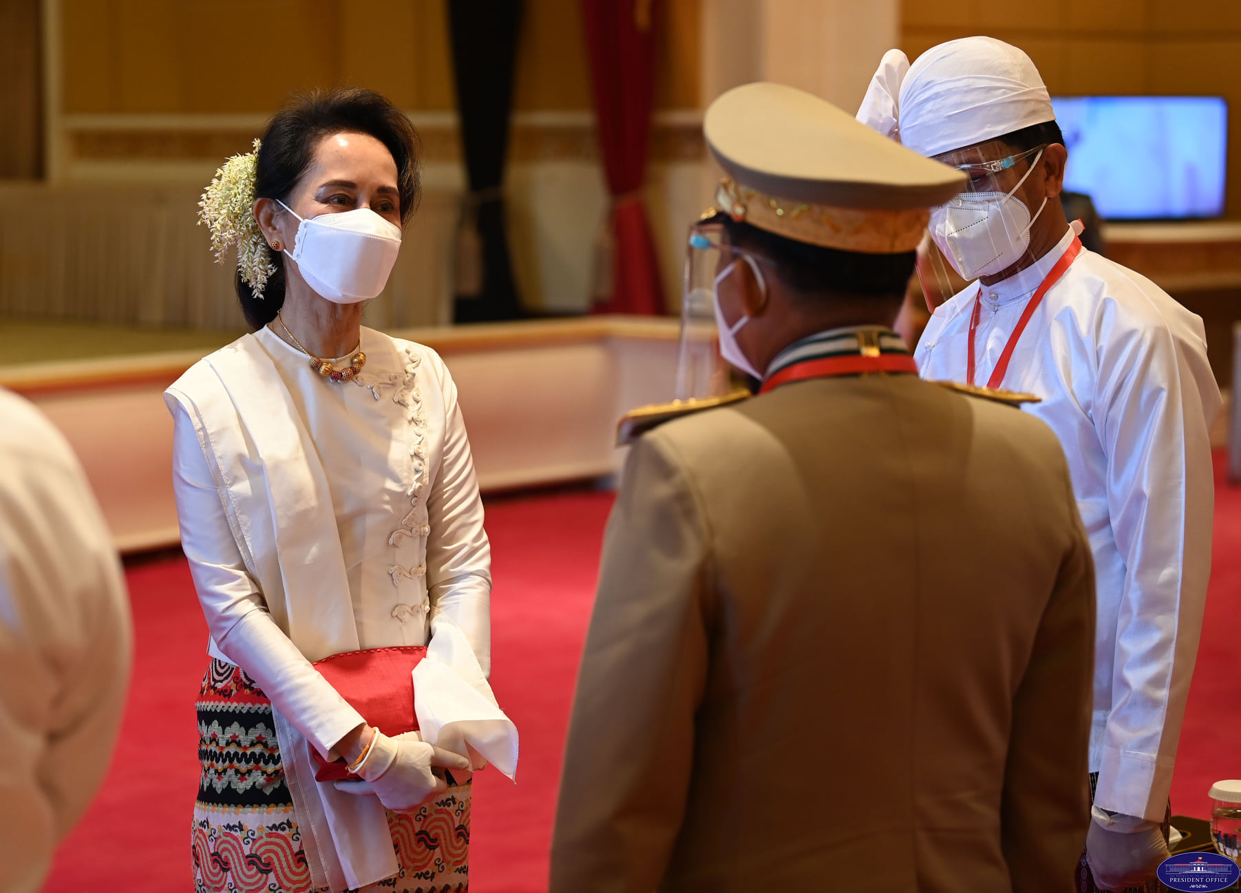 နိုင်ငံတော်အတိုင်ပင်ခံ ဒေါ်အောင်ဆန်းစုကြည်နဲ့ ဗိုလ်ချုပ်မှူးကြီး မင်းအောင်လှိုင် ကို ၂၀၂၁ ခုနှစ် ဇန်နဝါရီလ ၄ ရက်နေ့တွင် နေပြည်တော်မှာကျင်းပသည့် ဂုဏ်ထူးဆောင်ဘွဲ့များ ချီးမြှင့်အပ်နှင်းခြင်း အခမ်းအနားမှာ တွေ့ရစဉ် (Photo: Myanmar President Office)