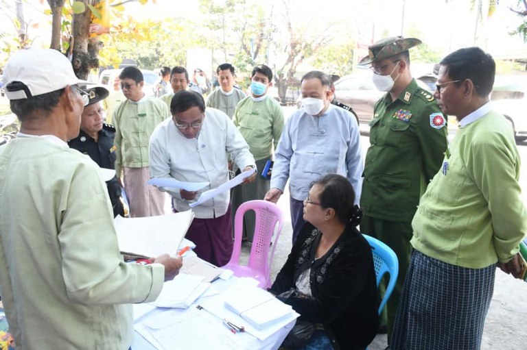 ရခိုင်ပြည်နယ် စစ်တွေမြို့တွင် လူဦးရေစာရင်းကောက်ယူနေသည်ကို ၂၀၂၃ ခုနှစ်၊ ဇန်နဝါရီလ ၁၀ ရက်နေ့က တွေ့ရစဉ်။ (ဓာတ်ပုံ - သိကြားစေချင်ငွေသဇင်)