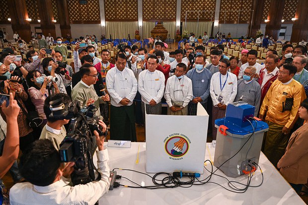 စစ်ကောင်စီက အီလက်ထရွန်နစ် မဲပေးစက်ကို နိုင်ငံရေးပါတီတွေကို ရှင်းလင်း စစ်ကောင်စီက အီလက်ထရွန်နစ် မဲပေးစက်ကို နိုင်ငံရေးပါတီတွေကို ရှင်းလင်း