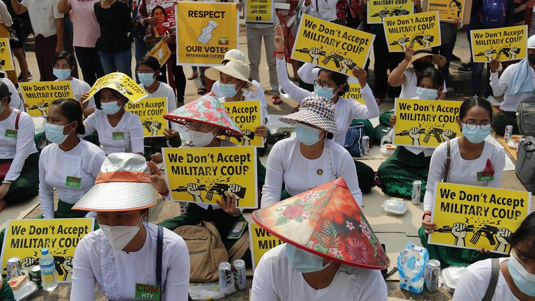 ရန်ကုန်မြို့၊ တရုတ်သံရုံးရှေ့တွင် ၂၀၂၁ ခုနှစ်၊ ဖေဖော်ဝါရီလ ၁၈ ရက်နေ့က စစ်အာဏာဆန့်ကျင်ရေး ဆန္ဒပြခဲ့ကြသည့် လှိုင်သာယာမြို့နယ် ပညာရေးဝန်ထမ်းများသပိတ်ကို တွေ့ရစဉ်။ Photo : RFA