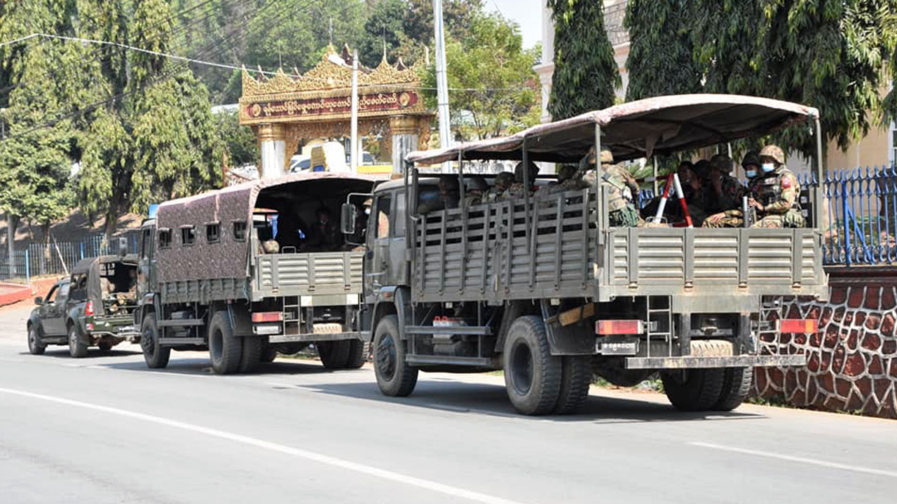 စစ်ကောင်စီတပ်ဖွဲ့ဝင်များအား ရှမ်းပြည်နယ်မြောက်ပိုင်း၊ လားရှိုးမြို့မှာ ၂၀၂၁ ခုနှစ်၊ ဖေဖော်ဝါရီလ ၁၅ ရက်နေ့က တွေ့ရစဉ်။ (Photo: RFA)