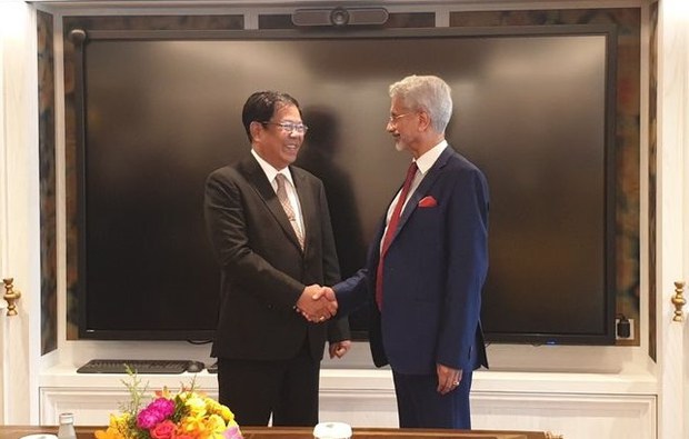 စစ်ကောင်စီနဲ့ဆက်ဆံရေး ပြန်သုံးသပ်ဖို့ အိန္ဒိယကို ဒီမိုကရေစီအရေးလှုပ်ရှားသူတွေ တိုက်တွန်း စစ်ကောင်စီနဲ့ဆက်ဆံရေး ပြန်သုံးသပ်ဖို့ အိန္ဒိယကို ဒီမိုကရေစီအရေးလှုပ်ရှားသူတွေ တိုက်တွန်း