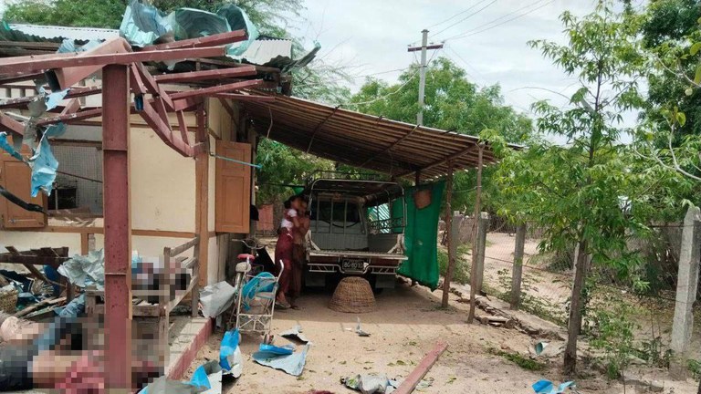 စစ်ကောင်စီက ဒရုန်းနှင့် ဗုံးကြဲခဲ့သည့် စစ်ကိုင်းတိုင်း၊ ဘုတလင်မြို့နယ်၊ ထနောင်းကုန်းရွာ ကျေးလက်ဆေးခန်းကို ၂၀၂၄ ခုနှစ်၊ ဇူလိုင်လ ၁၀ ရက်နေ့တွင် တွေ့ရစဉ်။ ( Telegram/ Upper Burma News Agency Photo)
