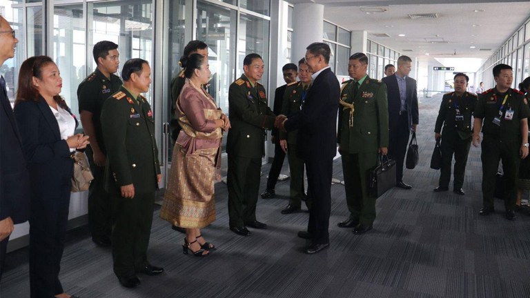 လာအိုနိုင်ငံ၊ ဗီယင်ကျန်းမြို့တွင် ကျင်းပသည့် အာဆီယံကာကွယ်ရေးဝန်ကြီးများ အစည်းအဝေးတက်ရောက်ရန် ရောက်ရှိလာသည့် စစ်ကောင်စီကိုယ်စားလှယ်အဖွဲ့အား ၂၀၂၄ ခုနှစ်၊ စက်တင်ဘာလ ၄ ရက်နေ့က တွေ့ရစဉ်။ (Photo: Myanmar Military)