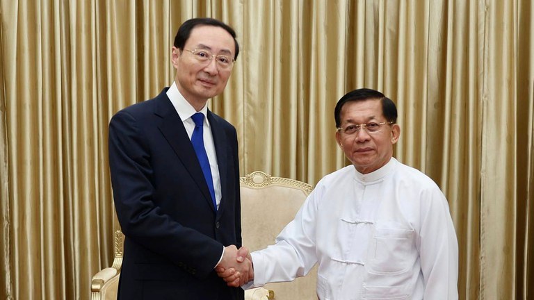 တရုတ်နိုင်ငံခြားရေးဝန်ကြီးဌာန ဒုတိယဝန်ကြီး မစ္စတာစွန်းဝေတုန်နှင့် ဗိုလ်ချုပ်မှူးကြီး မင်းအောင်လှိုင်တို့ ၂၀၂၄ ခုနှစ်၊ ဇန်နဝါရီလ ၅ ရက်နေ့က နေပြည်တော်တွင် တွေ့ဆုံစဉ်။ (Photo: Myanmar Military)