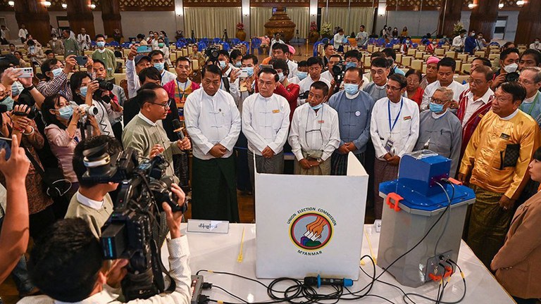 ၂ဝ၂၃ ခုနှစ် စက်တင်ဘာလ ၅ ရက်နေ့က နိုင်ငံရေးပါတီများအား အီလက်ထရွန်နစ်မဲပေးစက်အကြောင်း စစ်ကောင်စီ ရွေးကောက်ပွဲကော်မရှင် အဖွဲ့ဝင်တစ်ဦး ရှင်းလင်းပြောပြစဉ်။ (Photo: AFP)