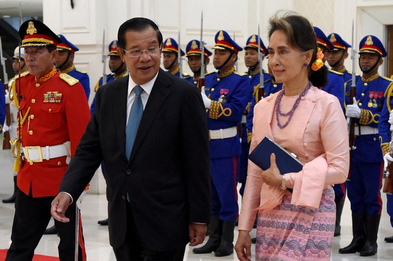 နိုင်ငံတော်အတိုင်ပင်ခံပုဂ္ဂိုလ် ဒေါ်အောင်ဆန်းစုကြည်နှင့် ကမ္ဘောဒီးယားဝန်ကြီးချုပ်ဟောင်း ဟွန်ဆန်တို့ ၂ဝ၁၉ ခုနှစ် ဧပြီလ ၃ဝ ရက်နေ့က ဖနွမ်းပင်မြို့တွင် တွေ့ဆုံစဉ်။ (Photo: AFP)