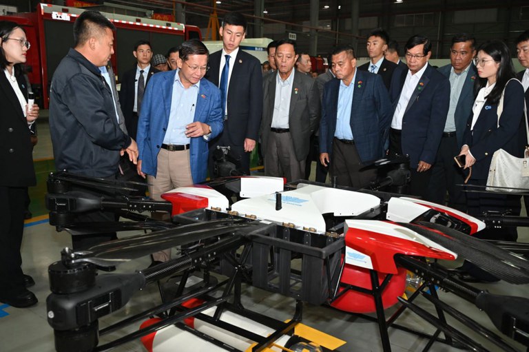 ၂ဝ၂၄ ခုနှစ် နိုဝင်ဘာလ တရုတ်နိုင်ငံခရီးစဉ်အတွင်း တရုတ်နိုင်ငံမှ အဆင့်မြင့်ဒရုန်းစက်ရုံကို သွားရောက်လေ့လာခဲ့သည့် စစ်ခေါင်းဆောင် ဗိုလ်ချုပ်မှူးကြီး မင်းအောင်လှိုင်။ (Photo: Myanmar Military)
