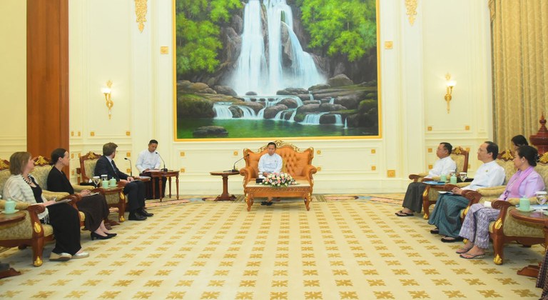 စစ်ကောင်စီ ဒုဥက္ကဋ္ဌ ဒုတိယဗိုလ်ချုပ်မှူးကြီး စိုးဝင်းနှင့် ပြည်ပြည်ဆိုင်ရာ ကြက်ခြေနီကော်မတီ (ICRC) တို့ ၂၀၂၃ ခုနှစ် မတ်လ ၈ ရက်နေ့က နေပြည်တော်တွင် တွေ့ဆုံခဲ့စဉ်။ (Photo: Myanmar Military)