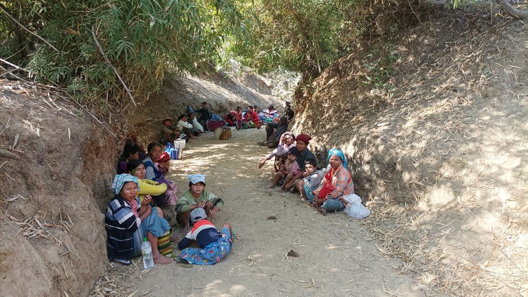 မကွေးတိုင်း၊ ပေါက်မြို့နယ်မှ စစ်ဘေးဒုက္ခသည်များအား ၂၀၂၃ ခုနှစ် ဇန်နဝါရီလ ၂၆ ရက်နေ့က တွေ့ရစဉ်။ (Photo: Pauk Newsletter page)